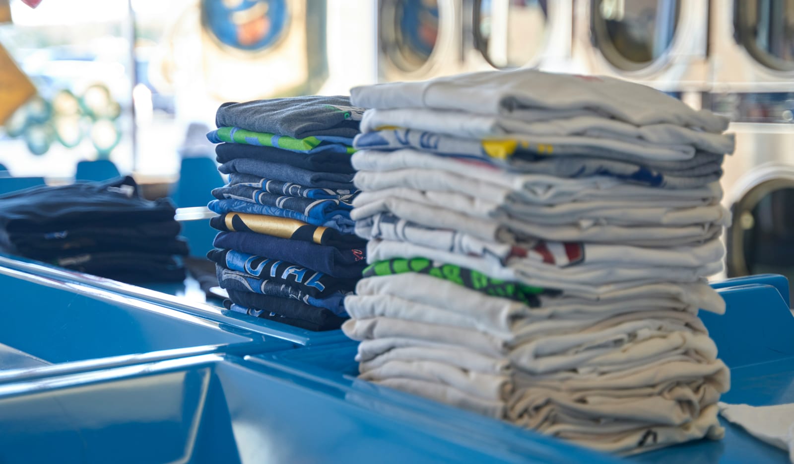 Στοίβες από διπλωμένα T-shirts διαφορετικού πάχους