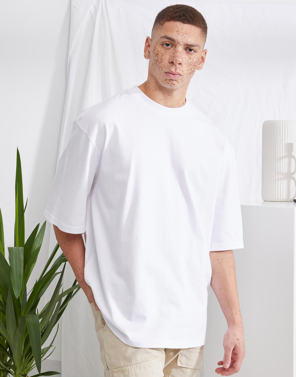T-Shirt Huge Tee BY193 Build Your Brand White