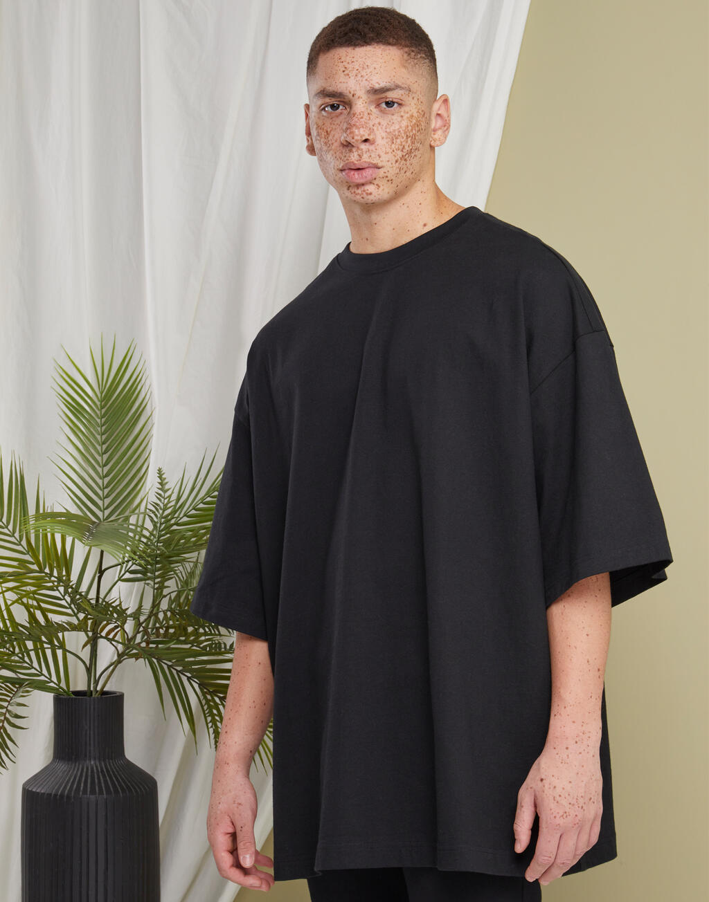 T-Shirt Huge Tee BY193 Build Your Brand Black