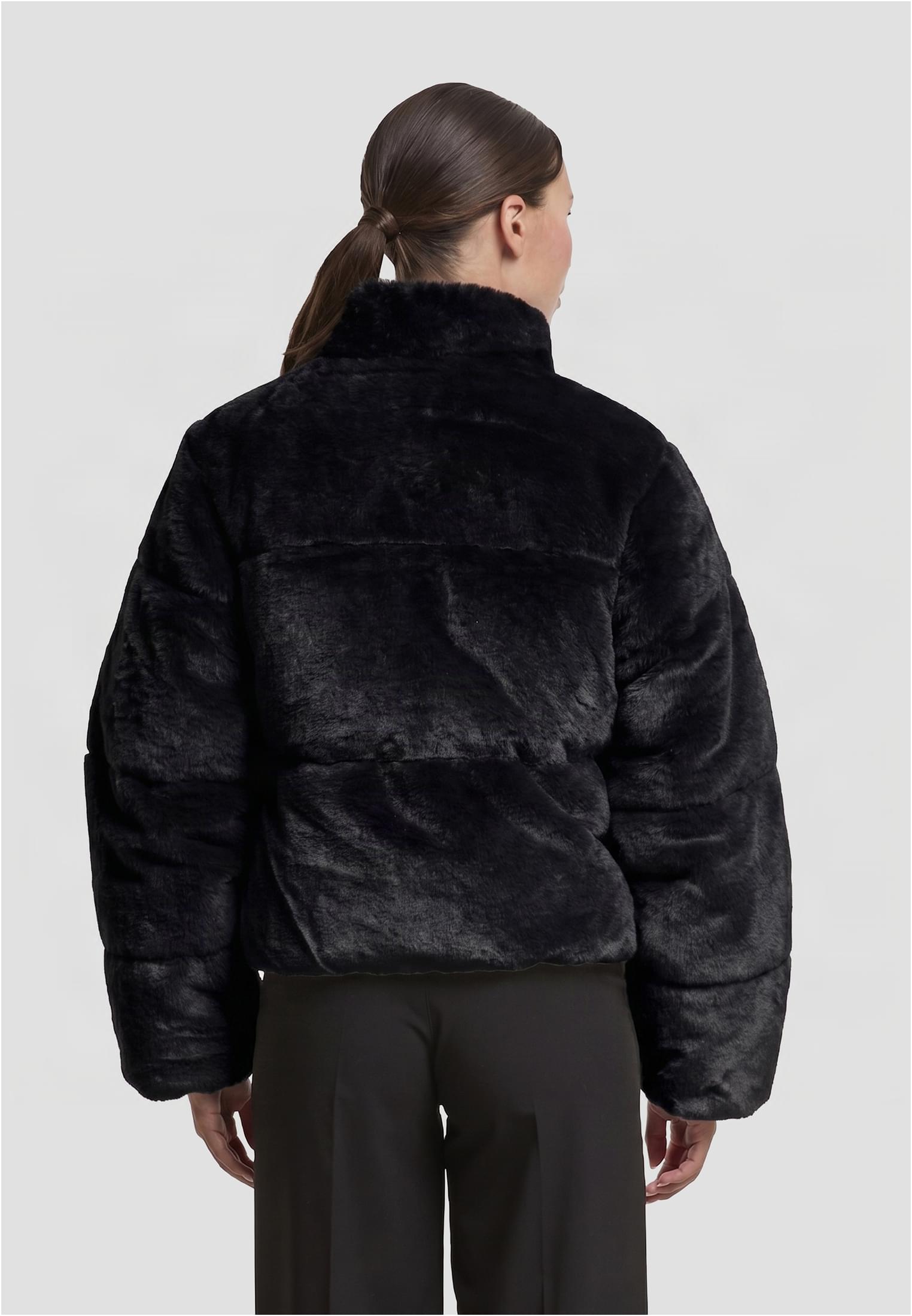 Κοντό μπουφάν από ψεύτικη γούνα Ladies Short Faux Fur Puffer Jacket με oversized εφαρμογή TB7935-00007 Urban Classics black