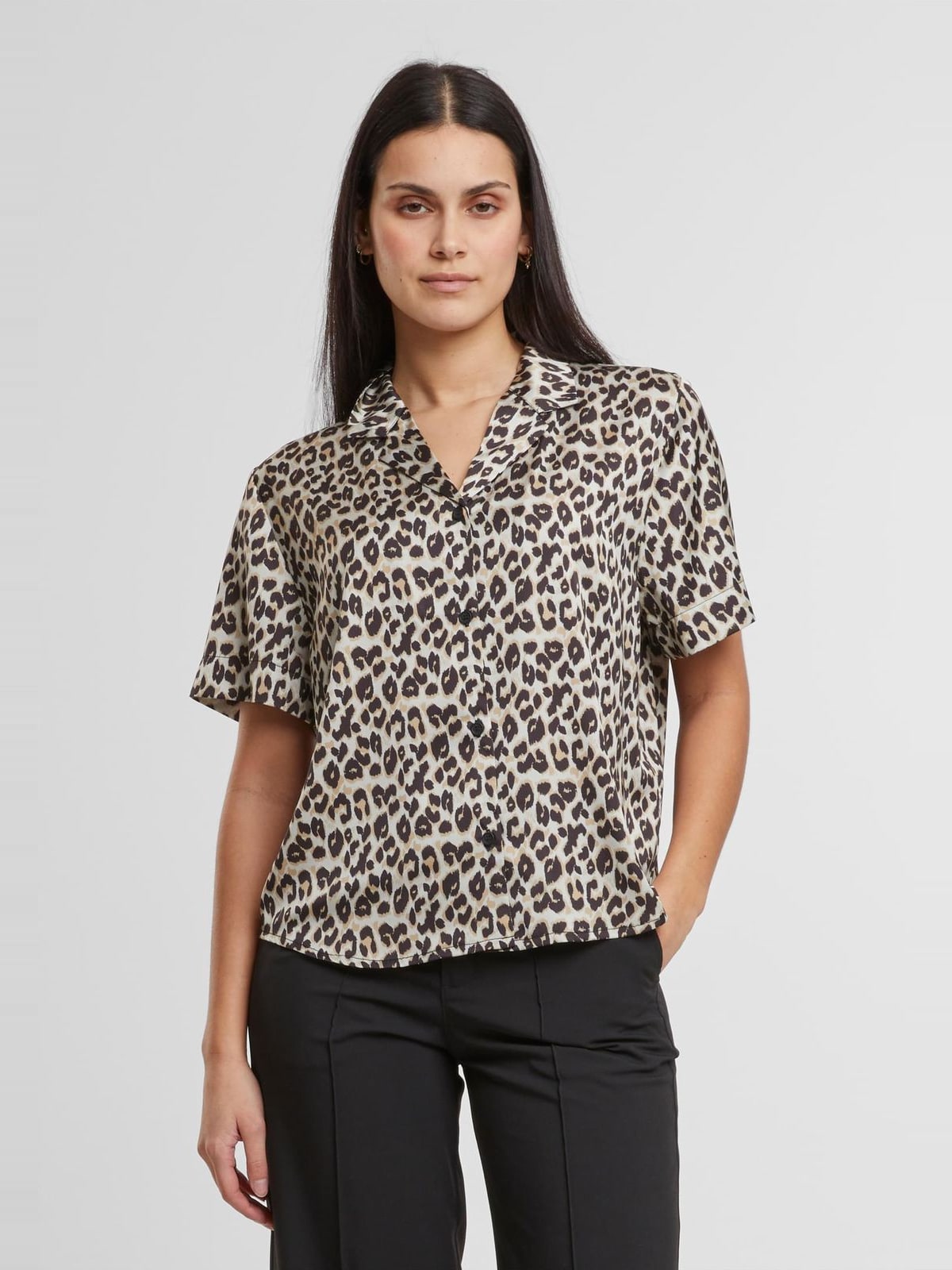 Κοντομάνικο πουκάμισο Ladies Leo Resort Shirt με λεοπάρ σχέδιο TB7537-01720 Urban Classics