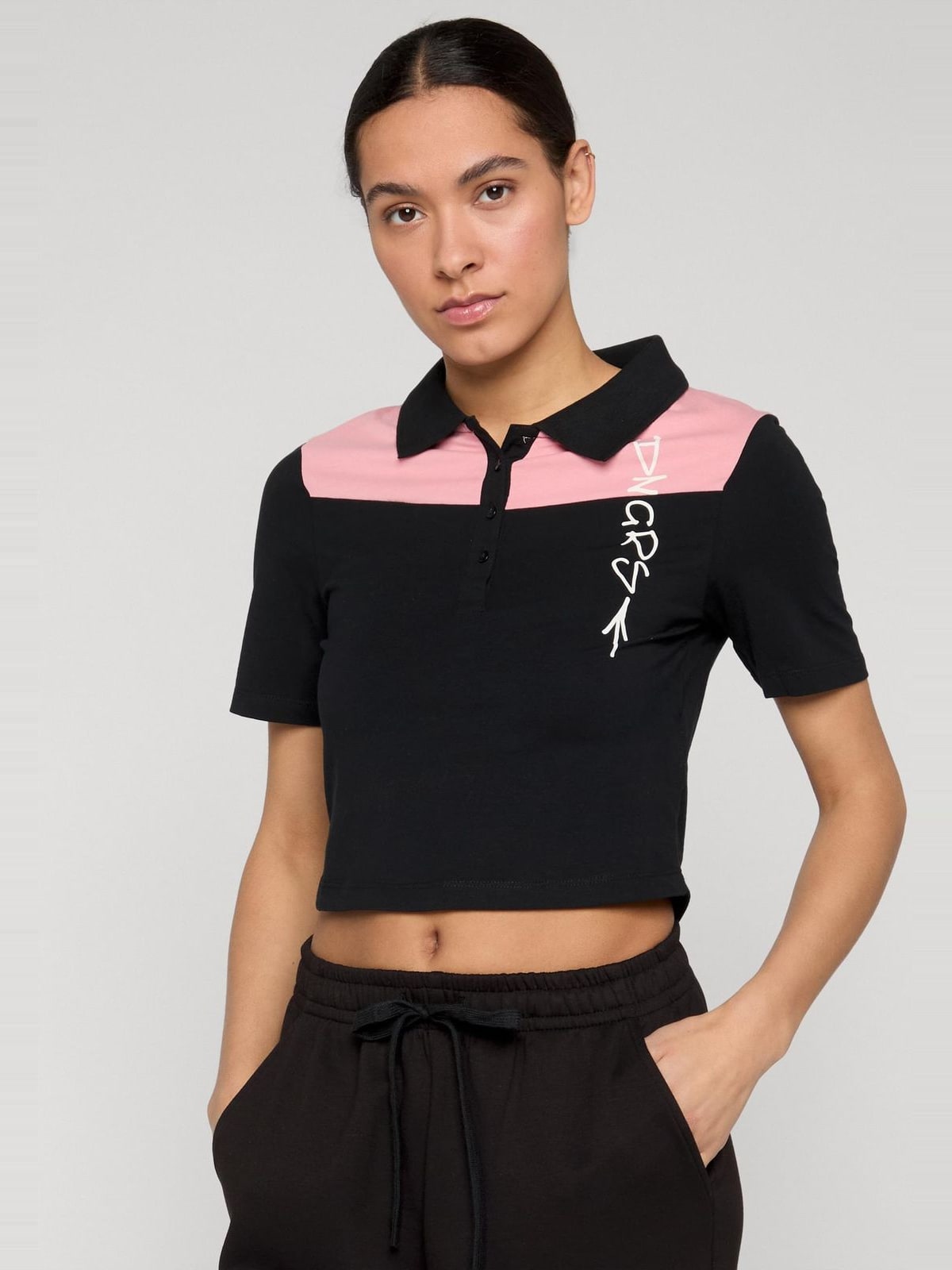 Cropped polo shirt Zippy με τολμηρές εκτυπώσεις λογότυπου DLTS137-03973 Dangerous DNGRS black/pink