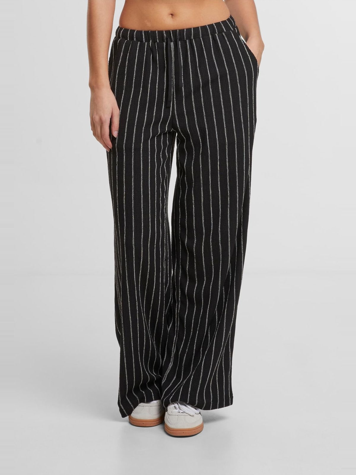 Γυναικεία παντελόνια Structured Striped Relaxed Fit με ελαστική μέση TB7472-00851 Urban Classics black/offwhite