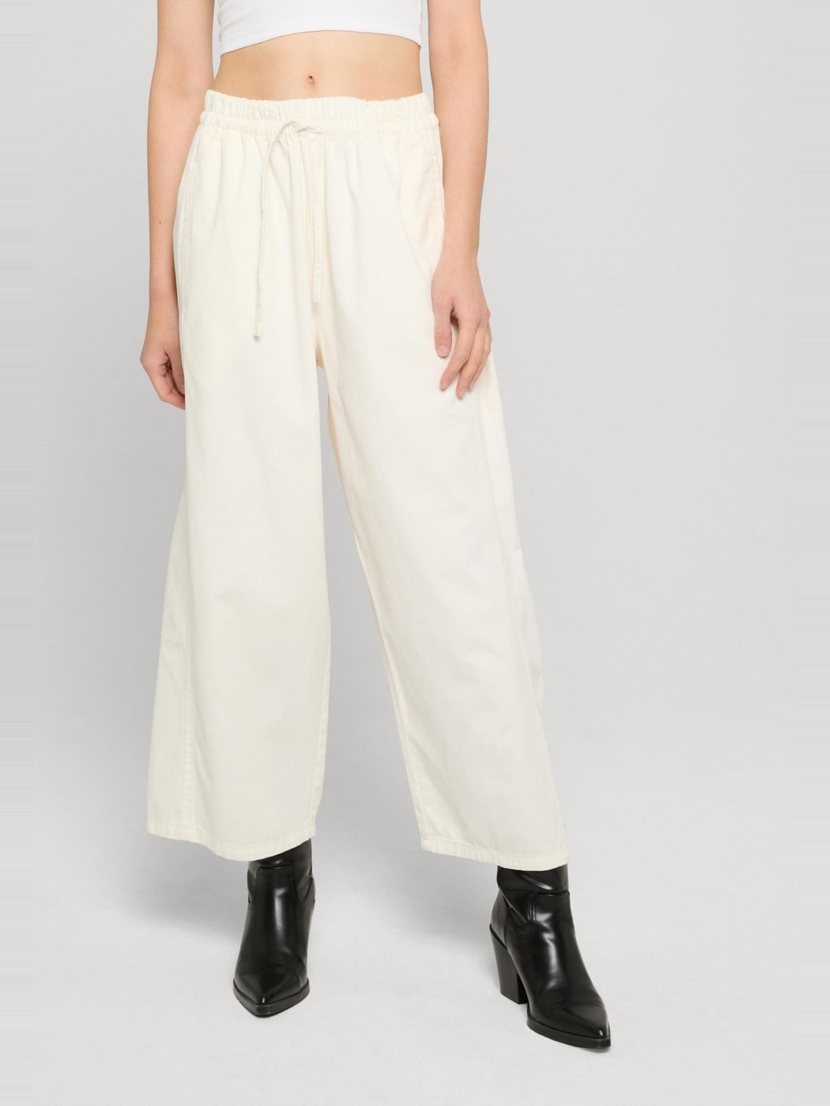 Γυναικεία παντελόνια Barrel Cropped με φαρδιά σιλουέτα TB8286-00555 Urban Classics offwhite