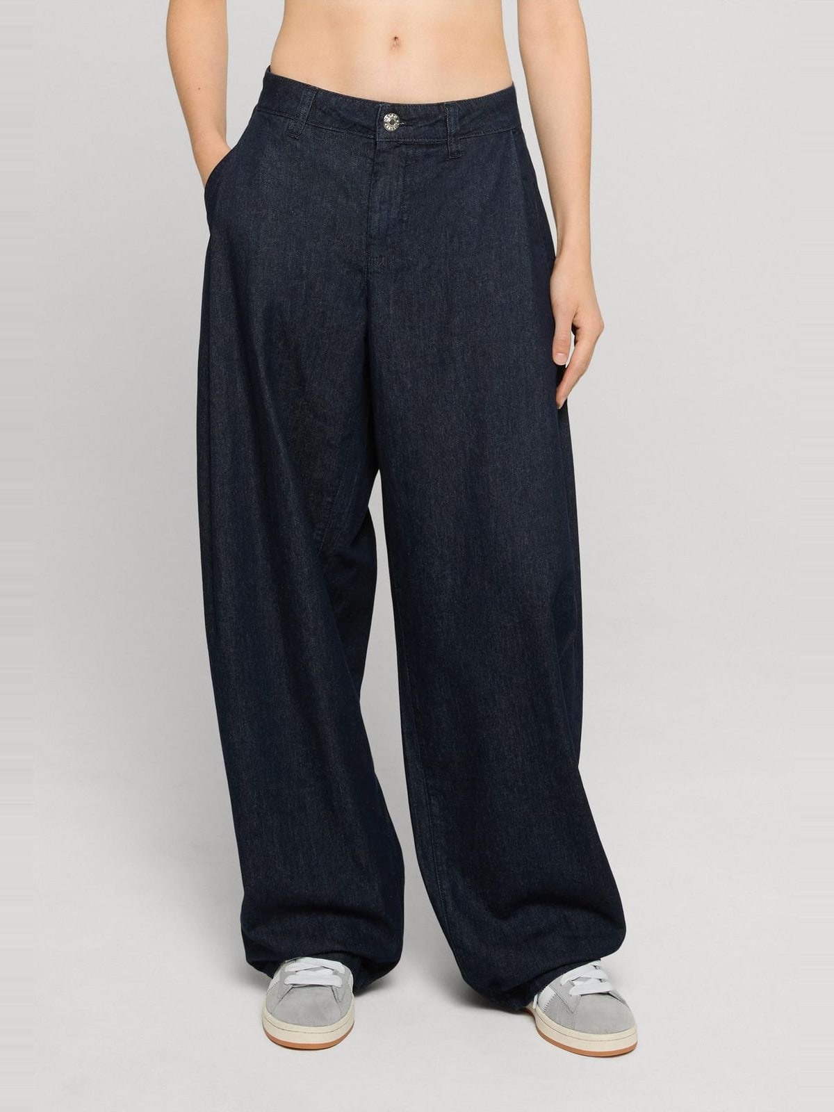 Γυναικεία παντελόνια βαρελιού Light Denim με φαρδύ πόδι TB8296-23074 Urban Classics blue rinsed washed