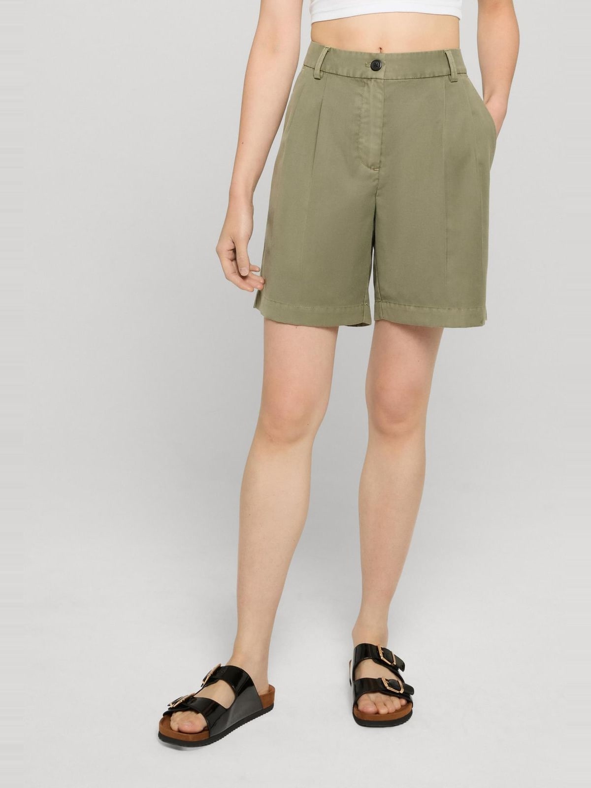 Γυναικεία Bermuda Shorts με πτυχώσεις άνετης εφαρμογής TB7196-00176 Urban Classics olive