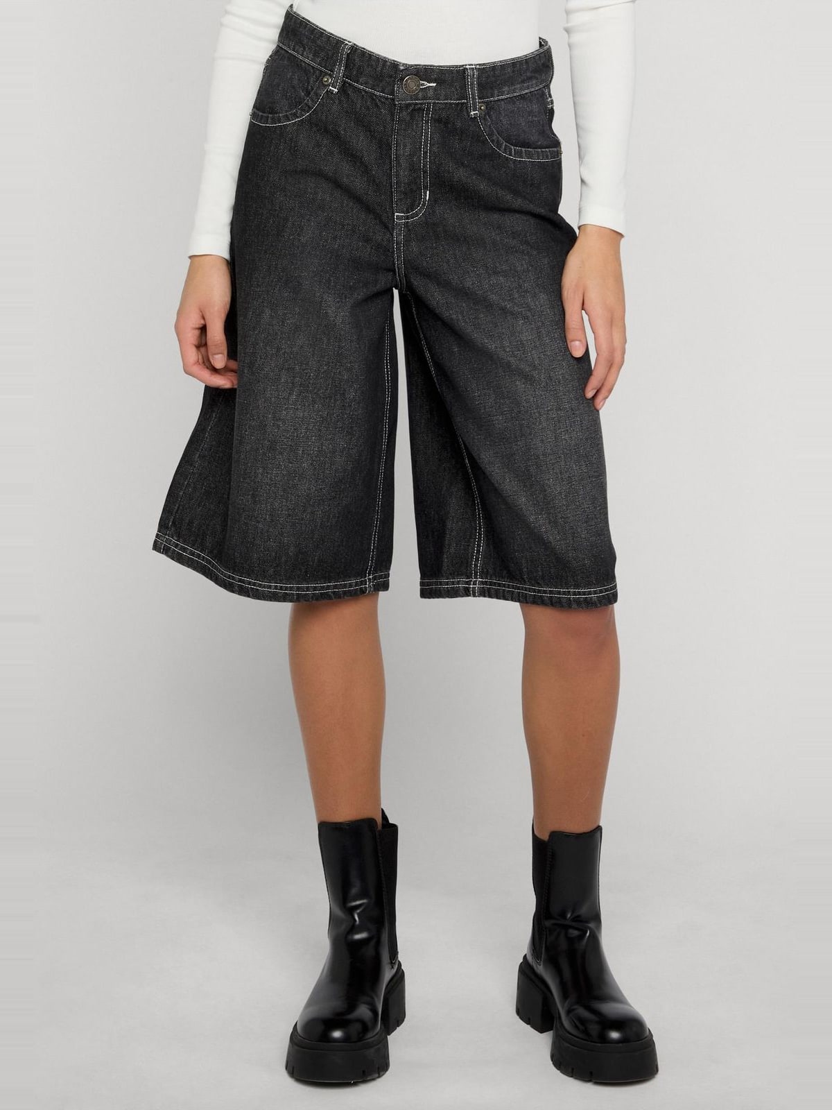 Γυναικείο τζιν Bermuda με άνετη εφαρμογή TB8192-00709 Urban Classics black washed
