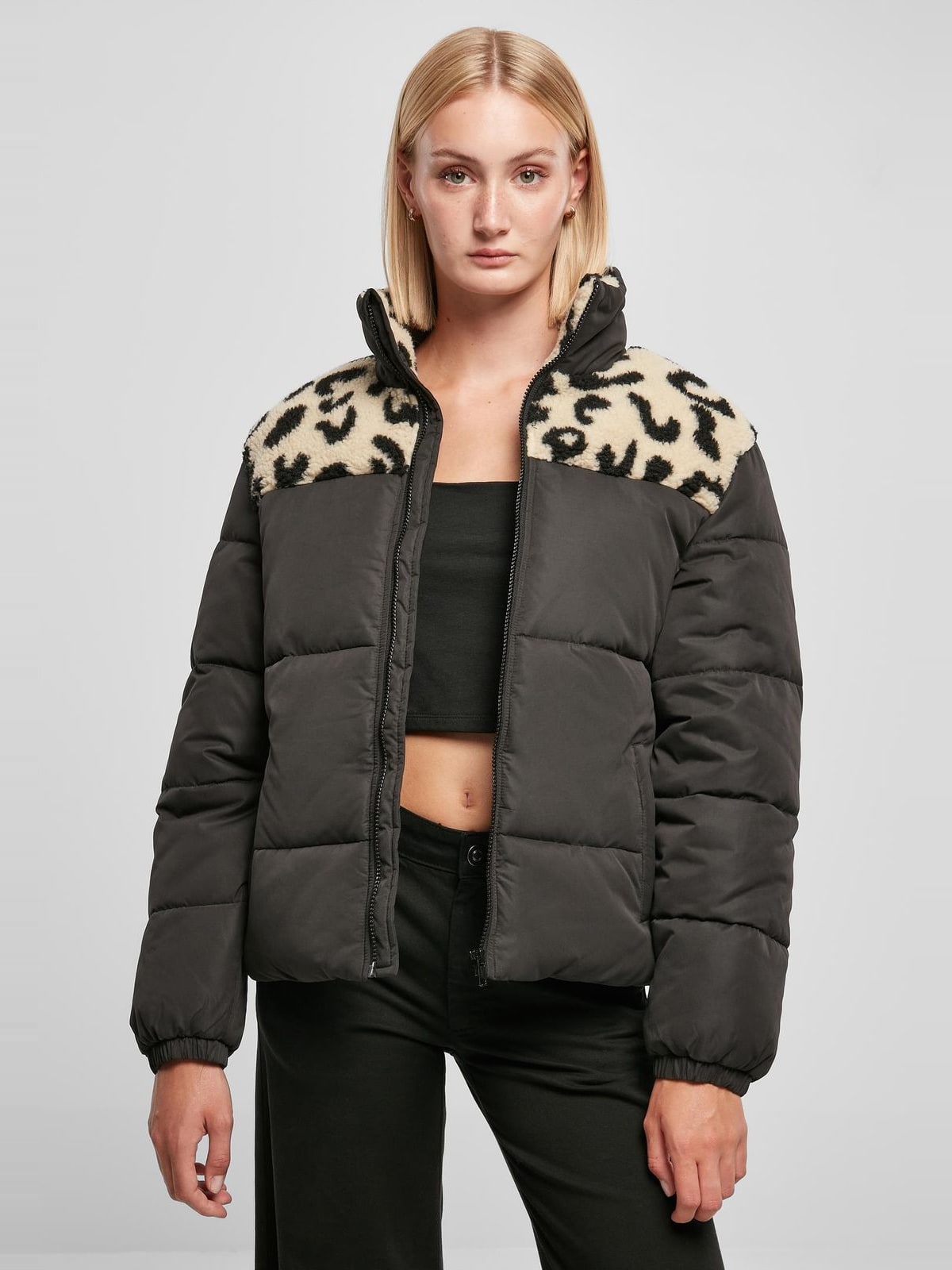 Γυναικείο μπουφάν AOP Sherpa Mixed Puffer με γούνινη επένδυση TB5439-04253 Urban Classics black/sandleo