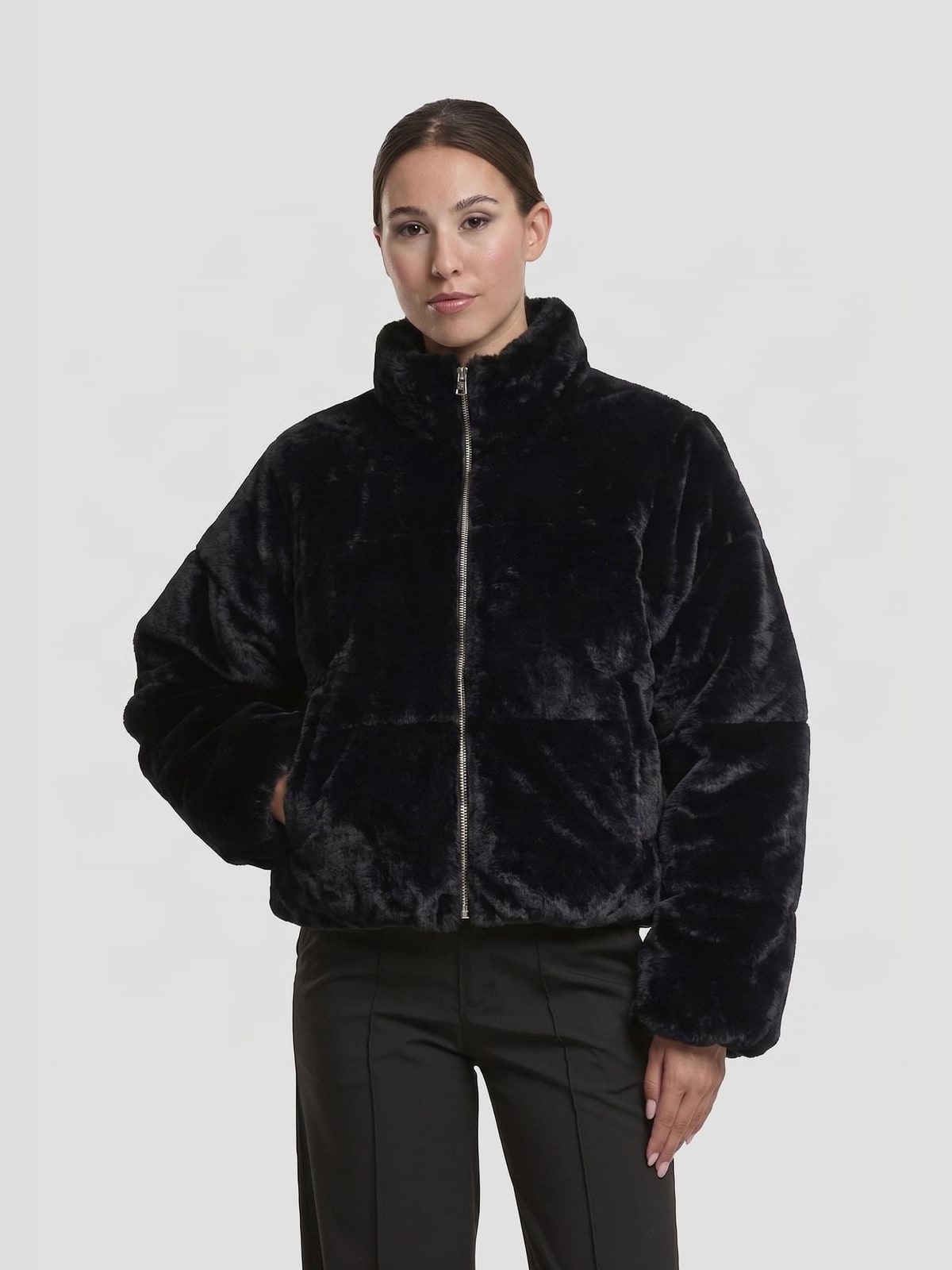 Κοντό μπουφάν από ψεύτικη γούνα Ladies Short Faux Fur Puffer Jacket με oversized εφαρμογή TB7935-00007 Urban Classics black