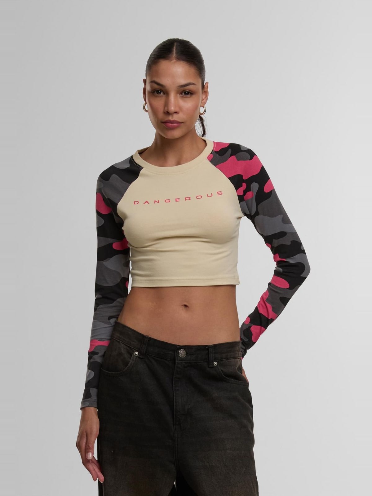 Cropped long-sleeve Bold Longsleeves με καμουφλάζ μανίκια DLLS003-00785 Dangerous DNGRS beige camo