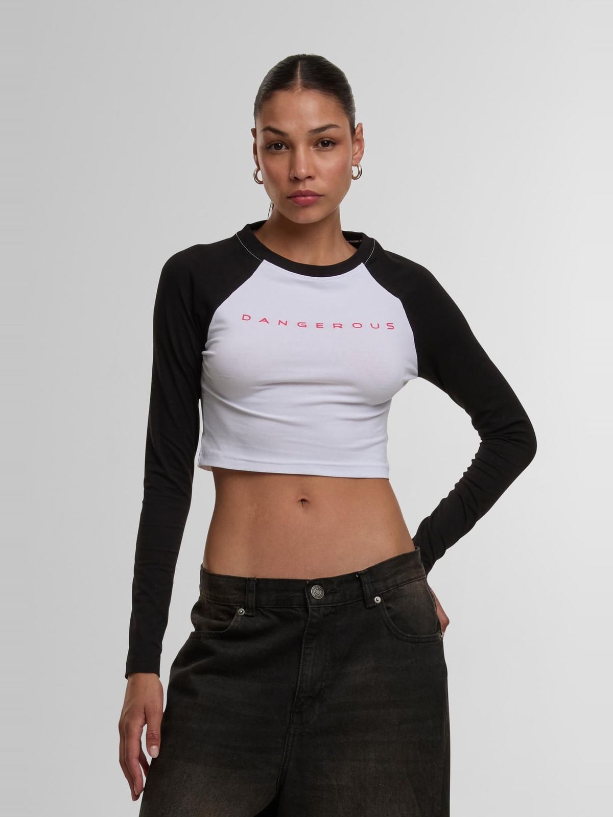 Cropped long-sleeve Bold Longsleeves με καμουφλάζ μανίκια DLLS003-01248 Dangerous DNGRS white/black