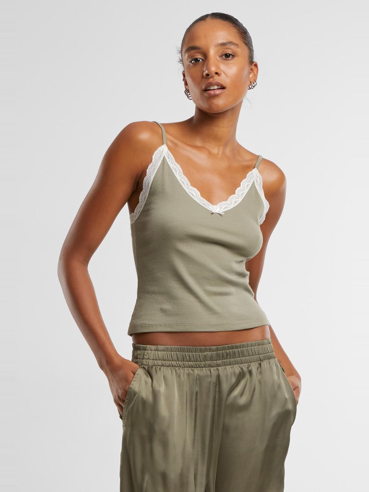 Γυναικείο τοπ V-Neck Lace Top 2-Pack με λεπτομέρεια δαντέλας TB7514A-20673 Urban Classics paleolive+offwhite