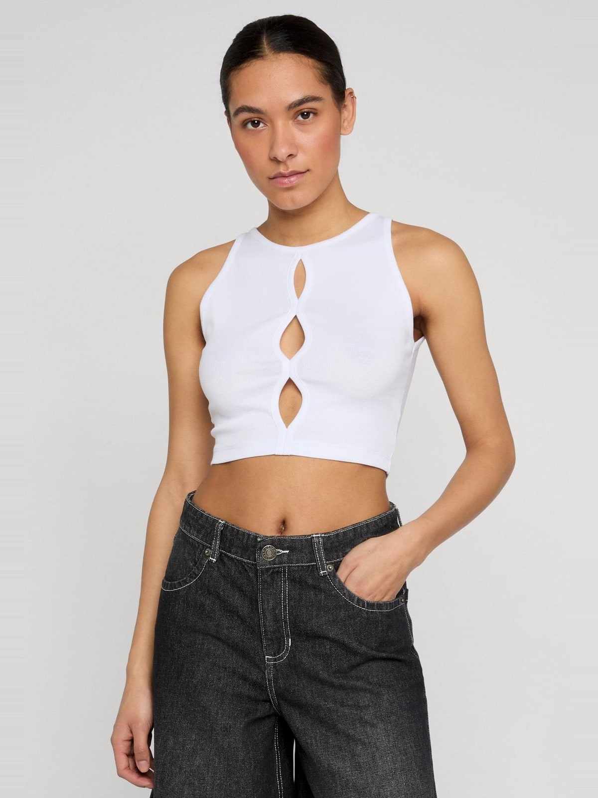 Γυναικεία μπλούζα cut-out με εφαρμοστή cropped γραμμή TB8173S-00220 Urban Classics white