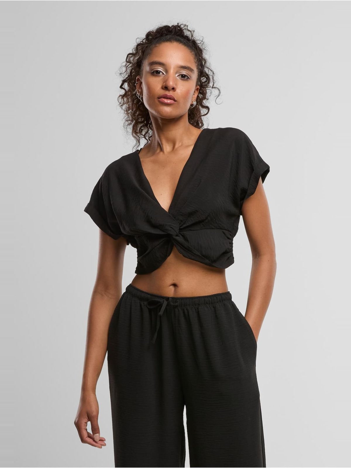 Γυναικεία μπλούζα Knotted V-Neck Top με κόμπο λεπτομέρεια TB8277-00007 Urban Classics black
