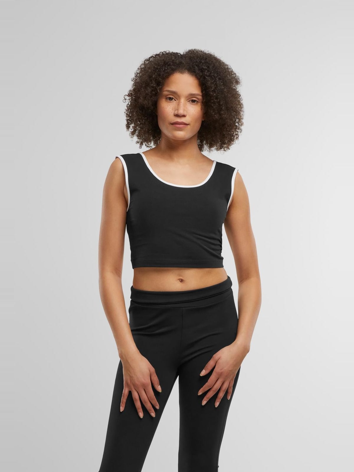 Cropped top Ladies Contrast Cropped Top με slim-fit σιλουέτα TB7486A-03566 Urban Classics black/white+white/black