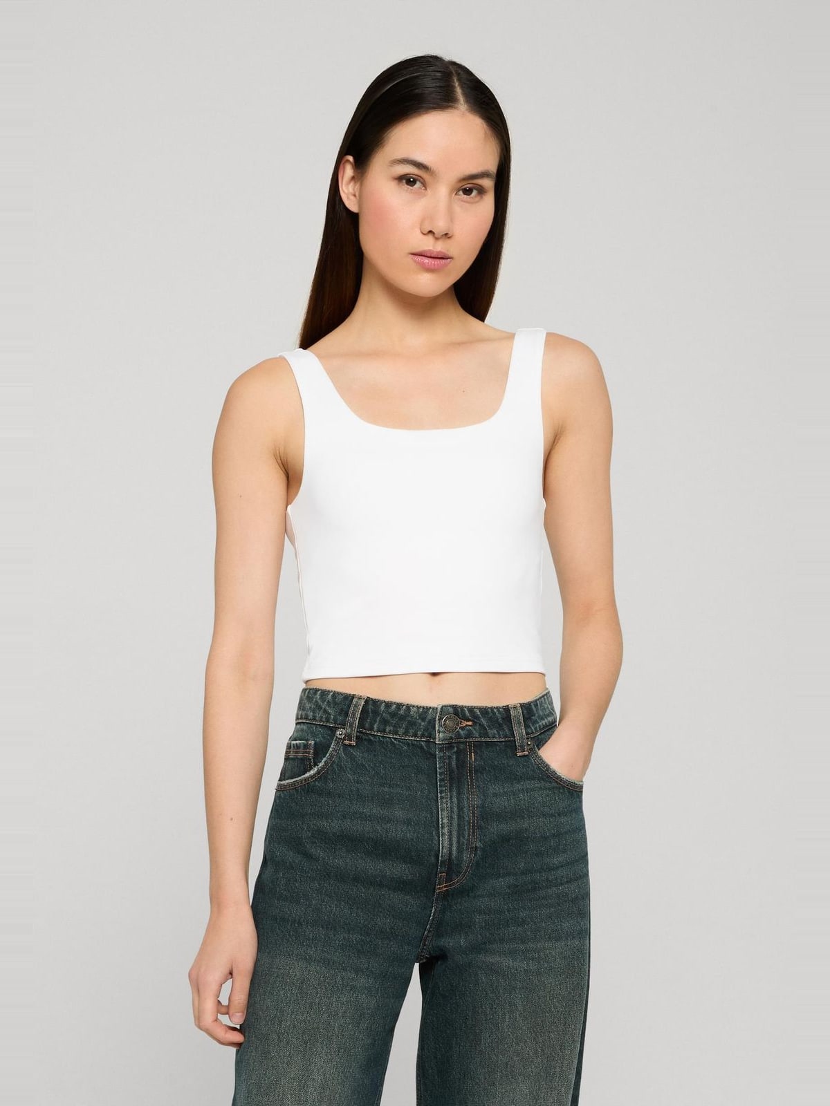 Cropped top με ασύμμετρο λαιμόκοψη TB8349-00220 Urban Classics white