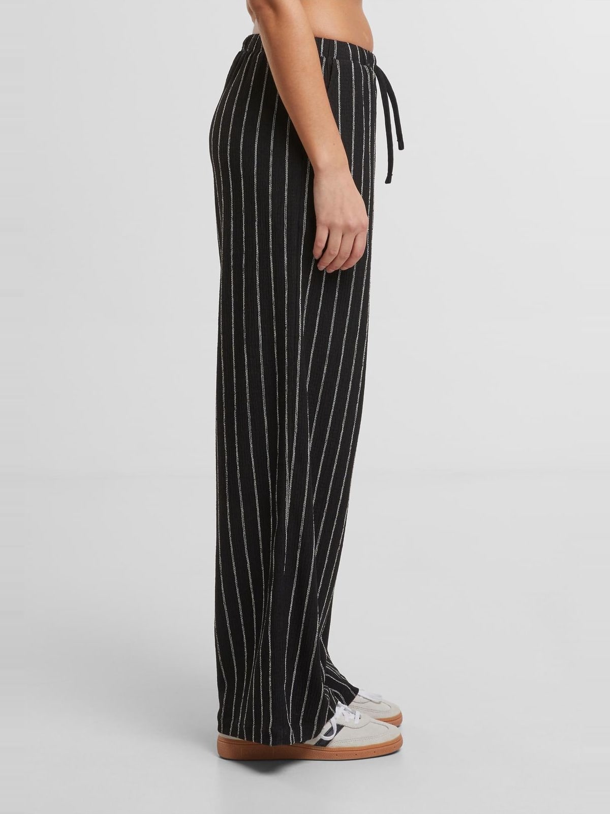 Γυναικεία παντελόνια Structured Striped Relaxed Fit με ελαστική μέση TB7472-00851 Urban Classics black/offwhite