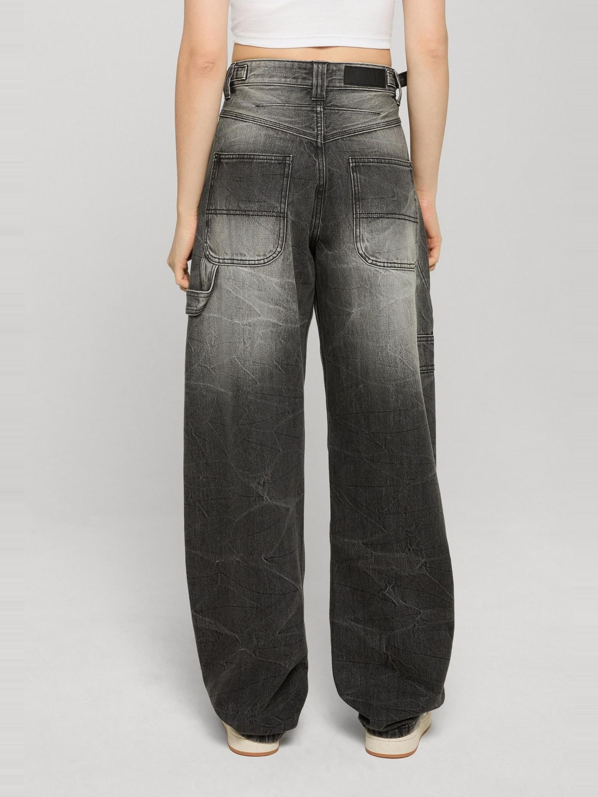 Γυναικεία τζιν balloon fit με σιλουέτα barrel-leg TB8140-00709 Urban Classics black washed