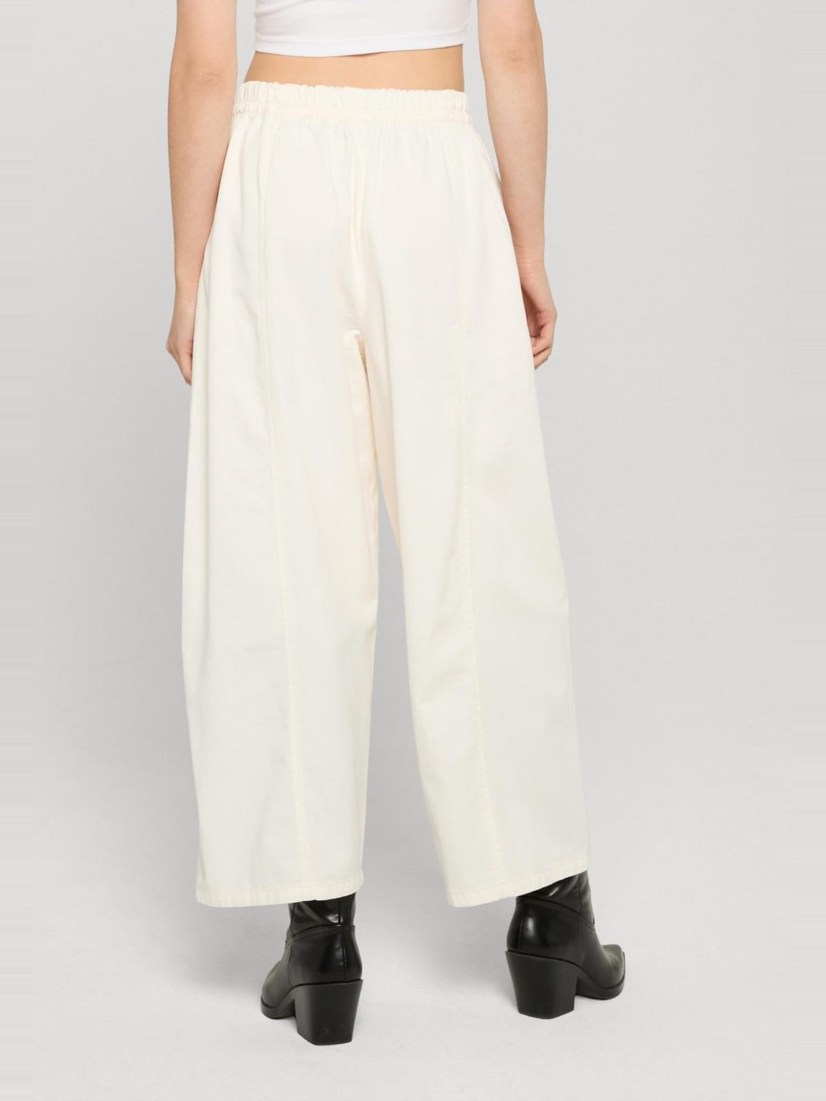 Γυναικεία παντελόνια Barrel Cropped με φαρδιά σιλουέτα TB8286-00555 Urban Classics offwhite