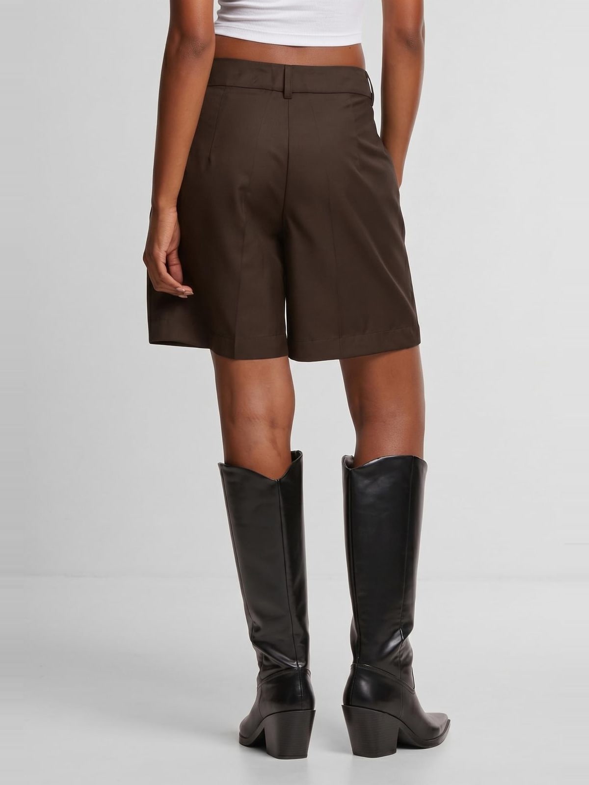 Γυναικεία Bermuda Shorts με πτυχώσεις άνετης εφαρμογής TB7196-00075 Urban Classics brown