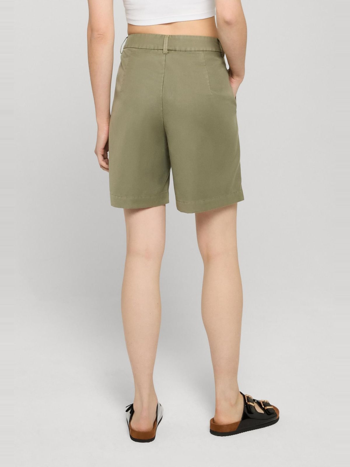 Γυναικεία Bermuda Shorts με πτυχώσεις άνετης εφαρμογής TB7196-00176 Urban Classics olive