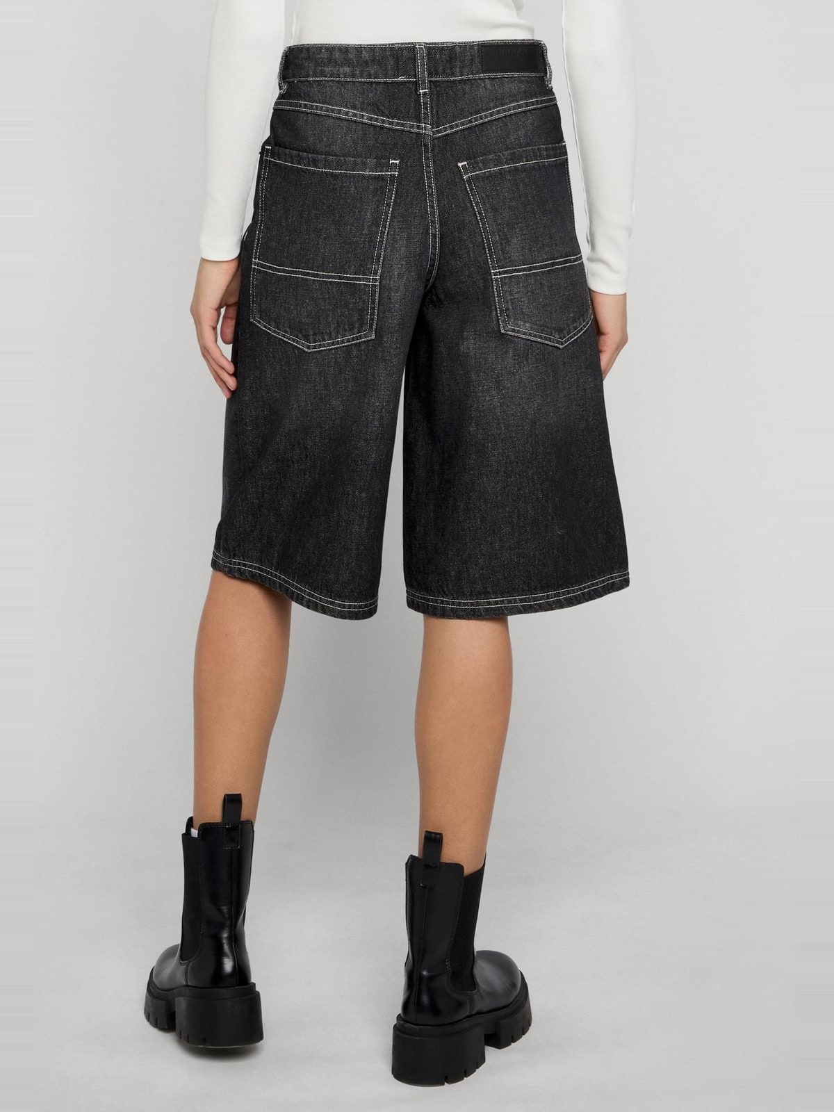Γυναικείο τζιν Bermuda με άνετη εφαρμογή TB8192-00709 Urban Classics black washed