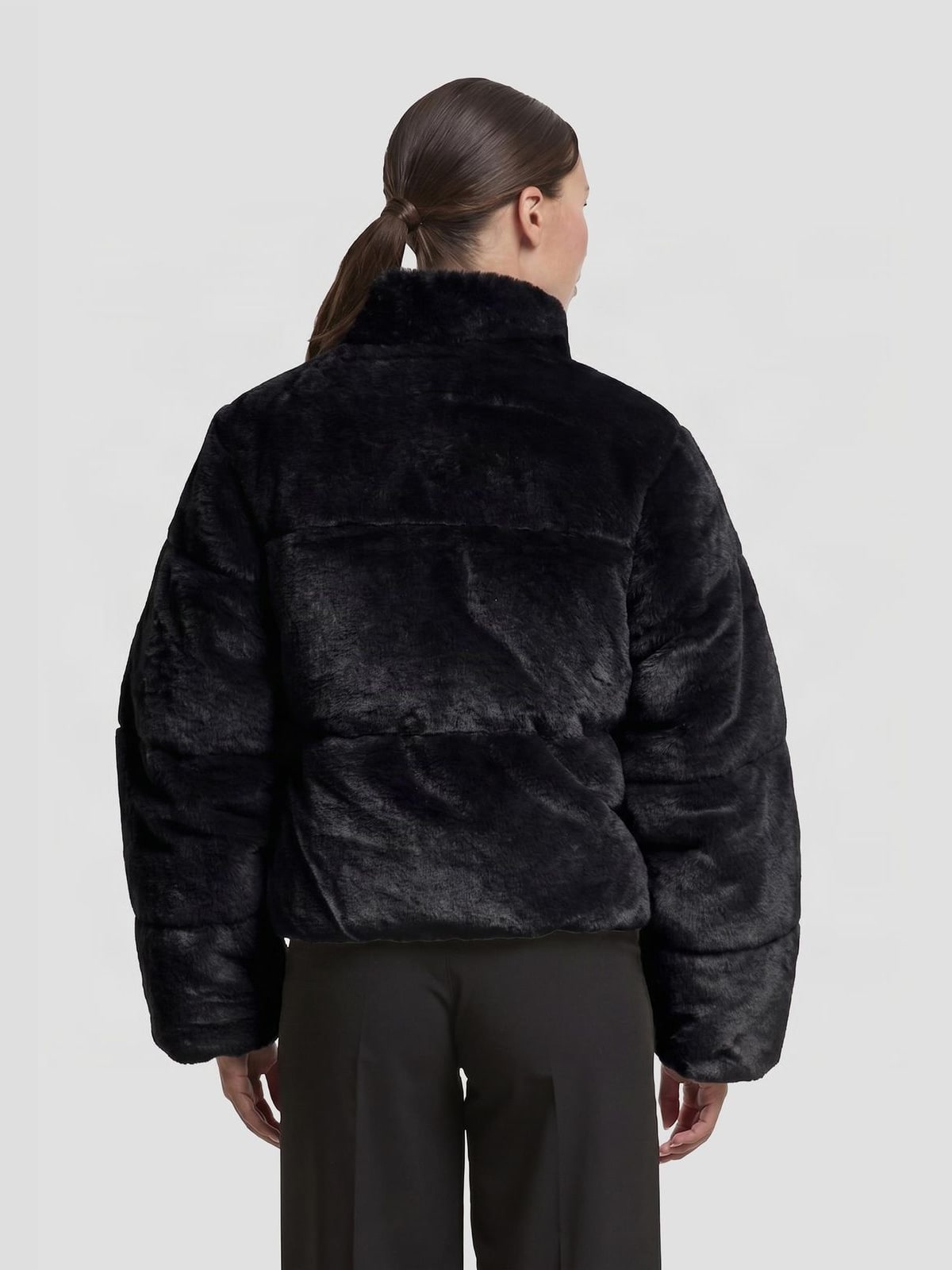 Κοντό μπουφάν από ψεύτικη γούνα Ladies Short Faux Fur Puffer Jacket με oversized εφαρμογή TB7935-00007 Urban Classics black