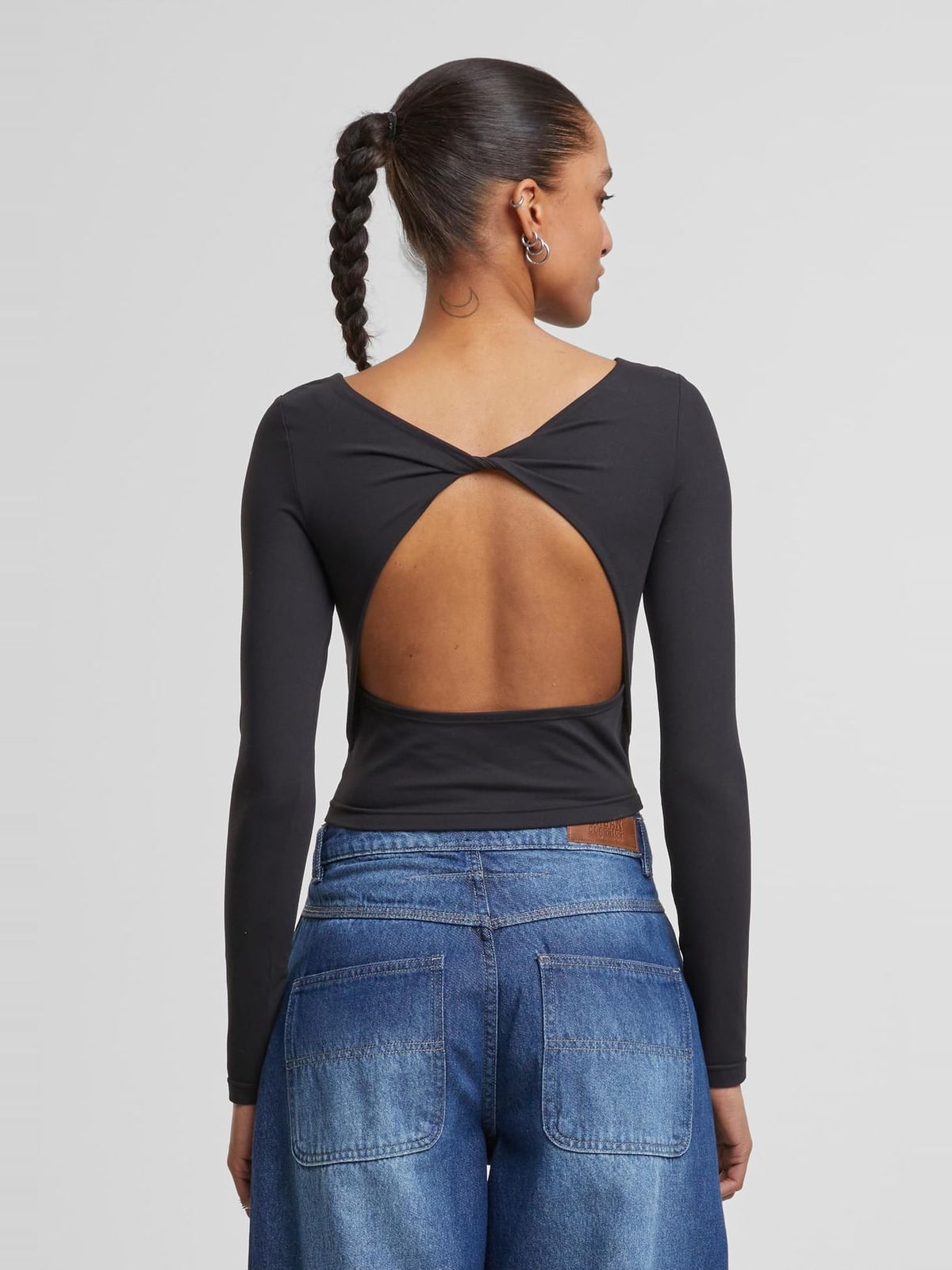 Γυναικεία μπλούζα Slim Fit Longsleeve με εντυπωσιακό cut-out TB7721-00007 Urban Classics black