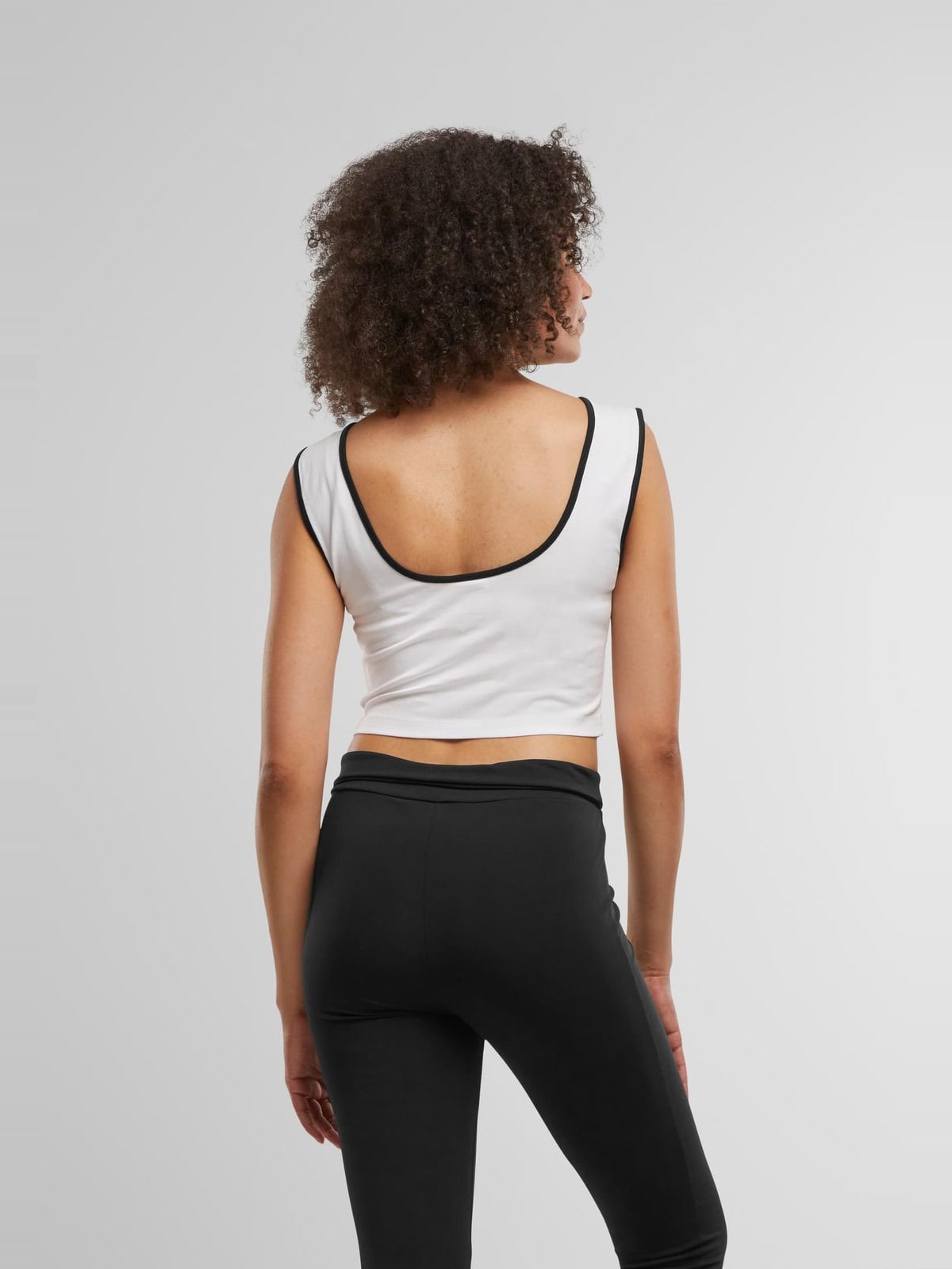 Cropped top Ladies Contrast Cropped Top με slim-fit σιλουέτα TB7486A-20667 Urban Classics white/black+white/black