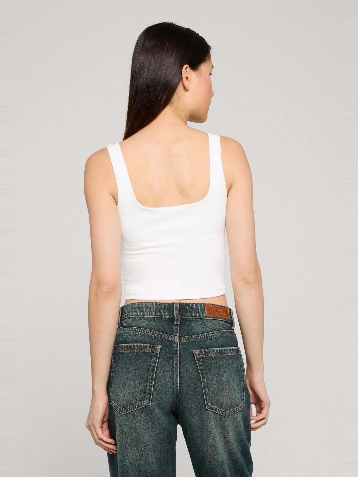 Cropped top με ασύμμετρο λαιμόκοψη TB8349-00220 Urban Classics white