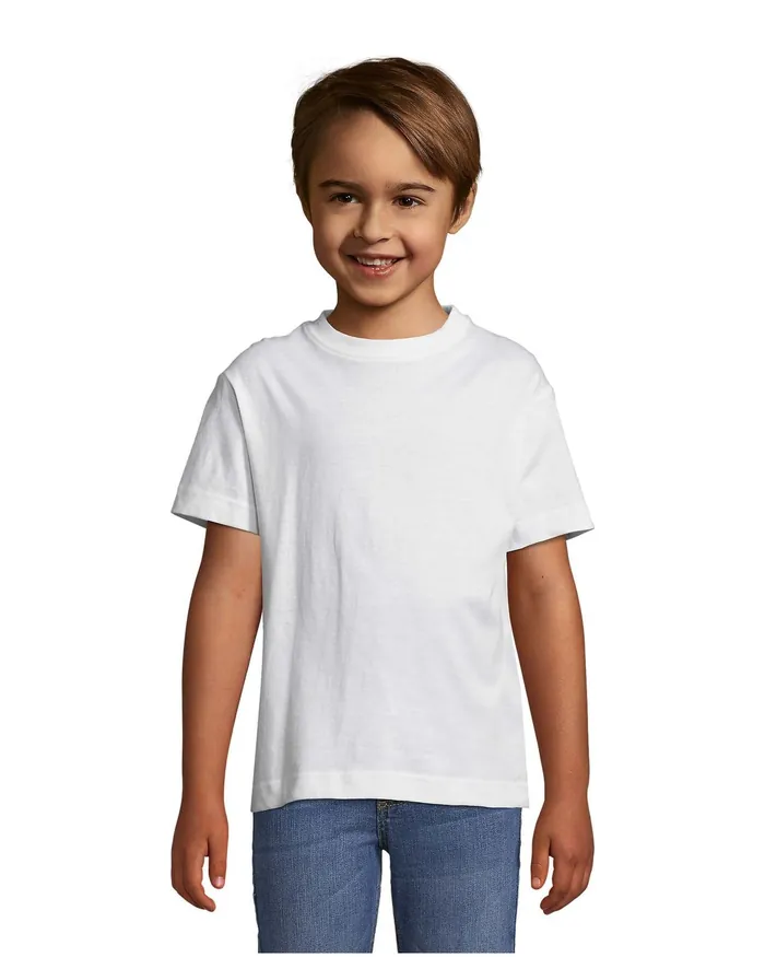 Παιδί με λευκό T-shirt